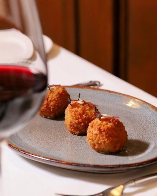 Croquettes et vin rouge
